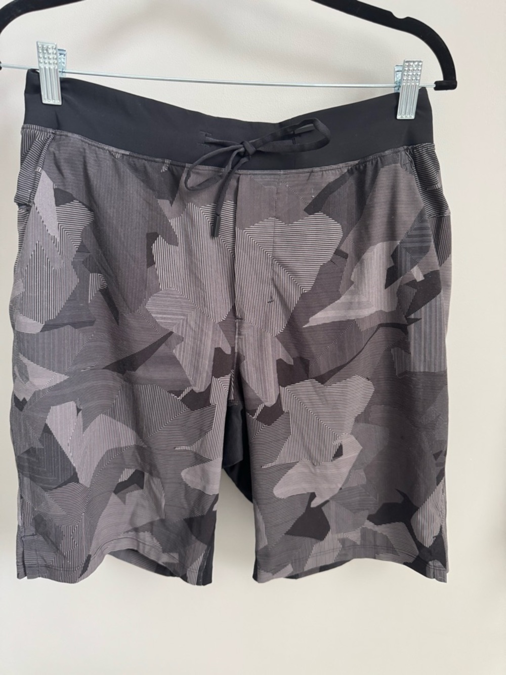 Lululemon Gray Black Camo Gym Training Shorts Men’s M
